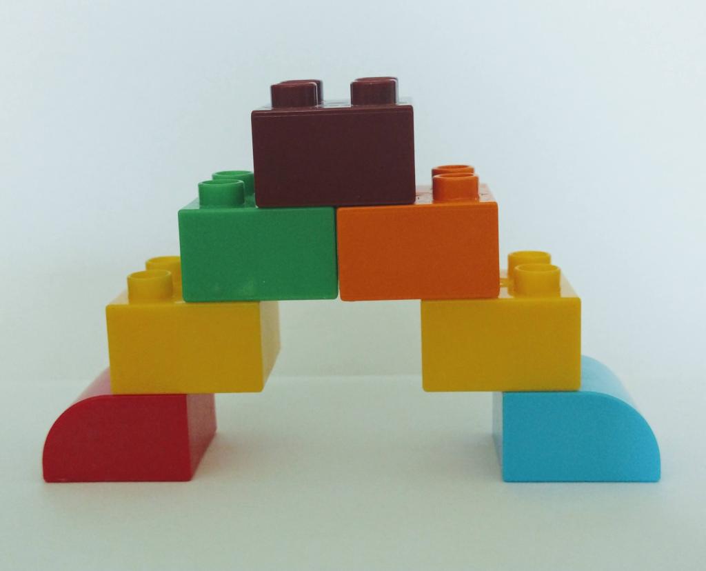 This image has an empty alt attribute; its file name is lego.jpg